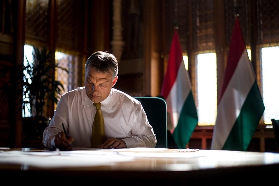 Orbán Viktor megmutatta, miket olvasott a hétvégén