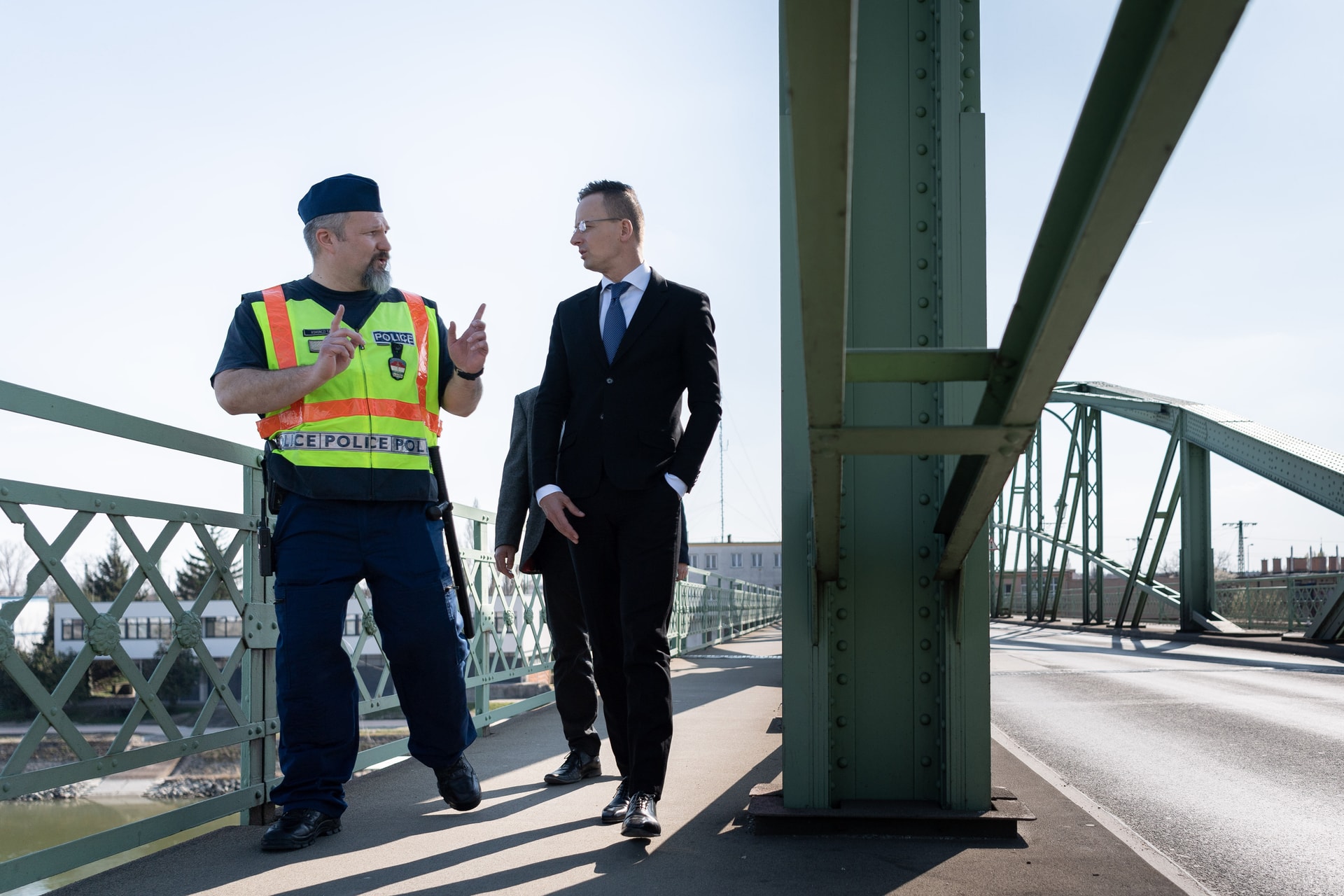 Újra megnyílt a komáromi határátkelő