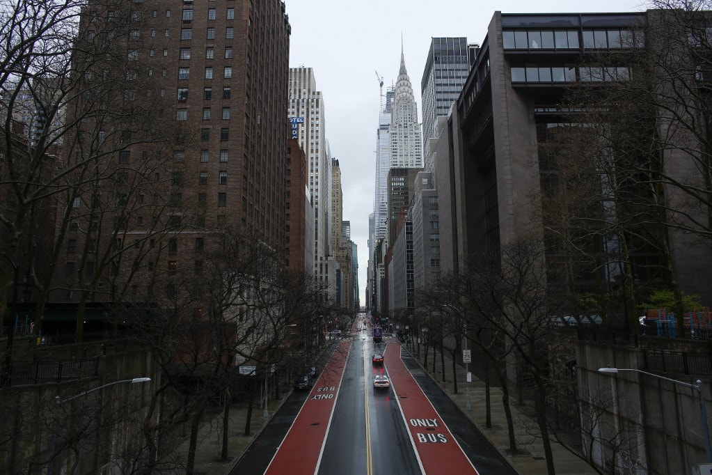 New York kormányzója: A járvány elleni harcnak még csak a közepén járunk
