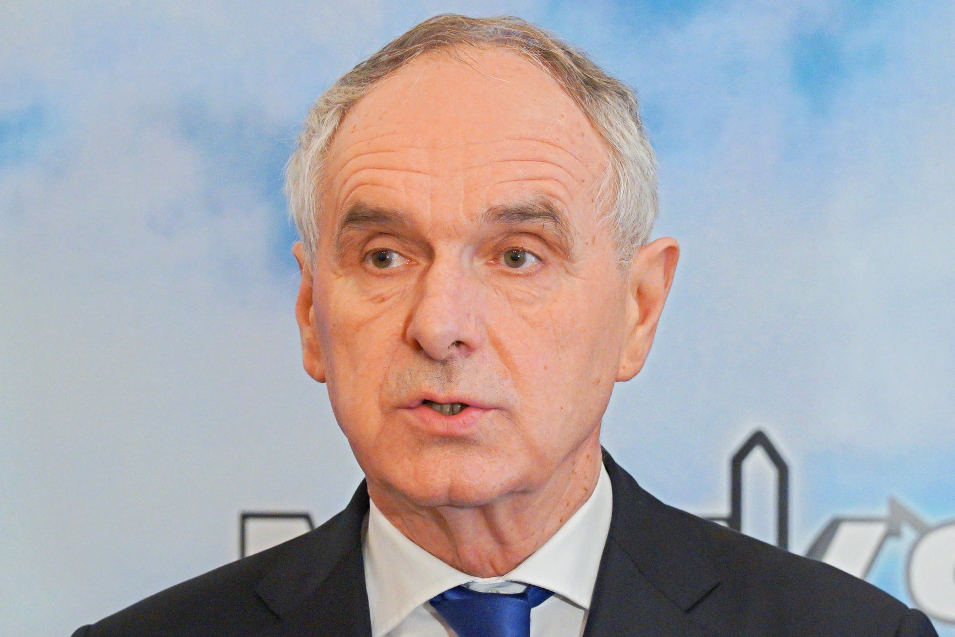 Városvezetőkkel együtt dönthet ma a kormány a korlátozásokról