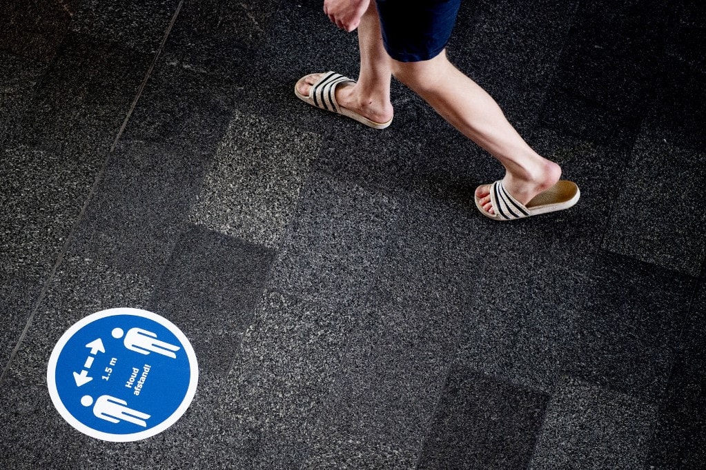Fel kell oldani a hollandiai kijárási tilalmat