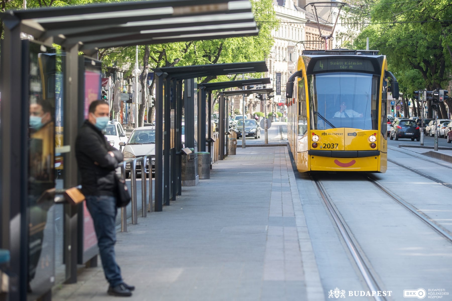 Hétfőtől kötelező az arc eltakarása a BKK járatain