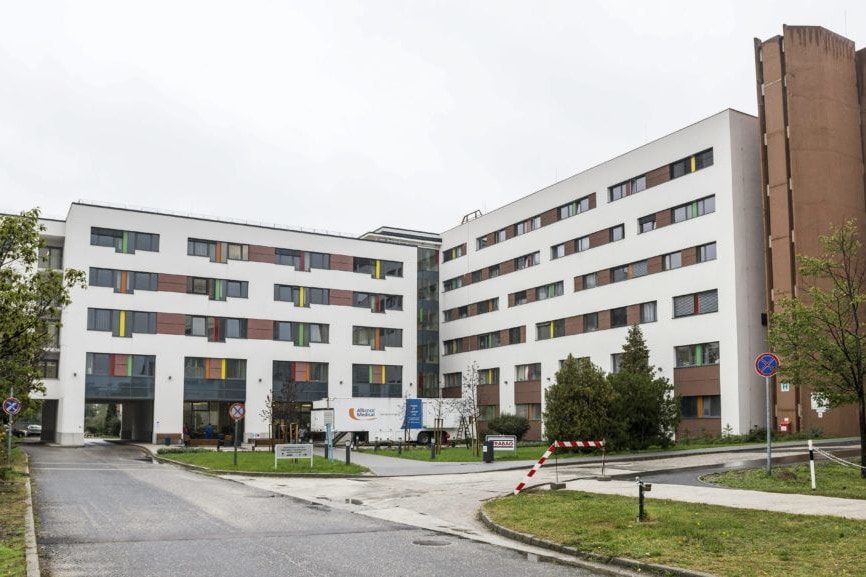 Koronavírus-fertőzésben halt meg a tatabányai Szent Borbála Kórház beteghordója