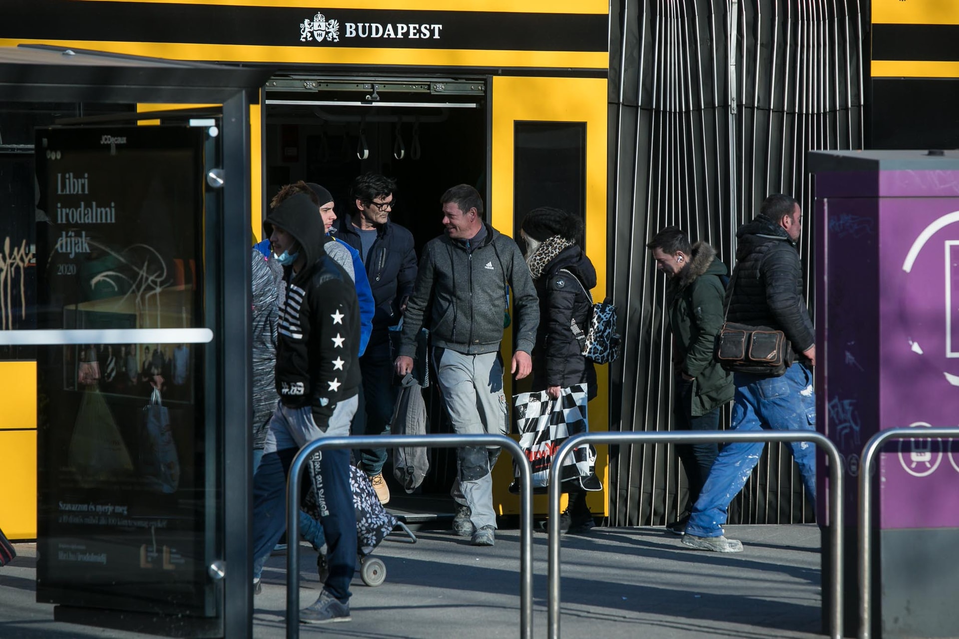 Továbbra is ingyenesen utazhatnak az ukrajnai menekültek a BKK járatain