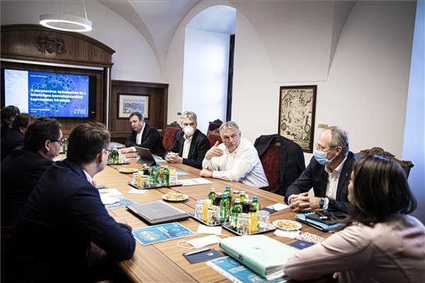 A kormányfő virológusokkal egyeztetett