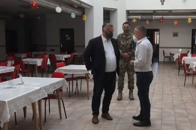 Orbán: Tisztelet az időseknek, köszönet az ápolóknak