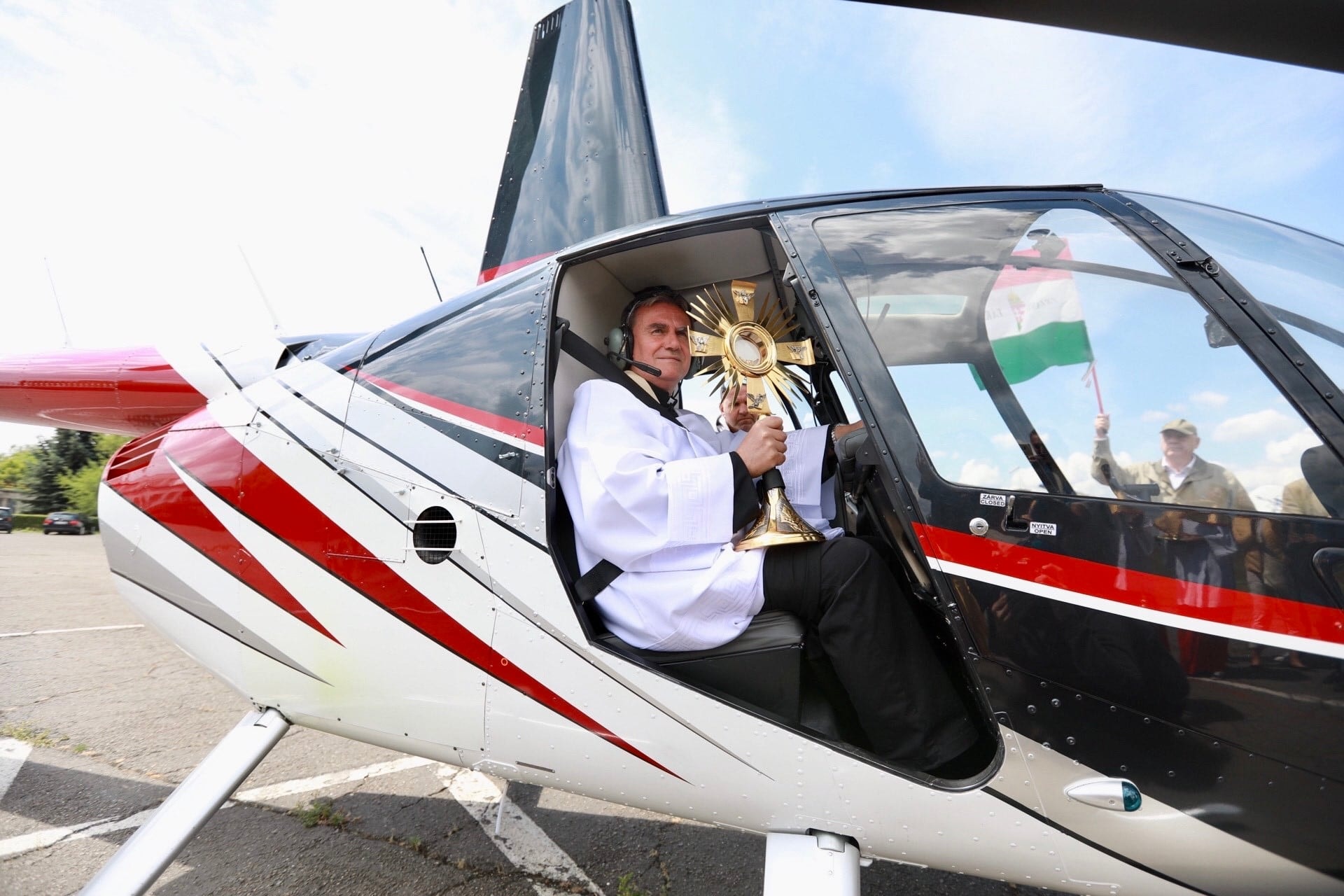 Helikopterről osztott áldást a gazdagréti plébános
