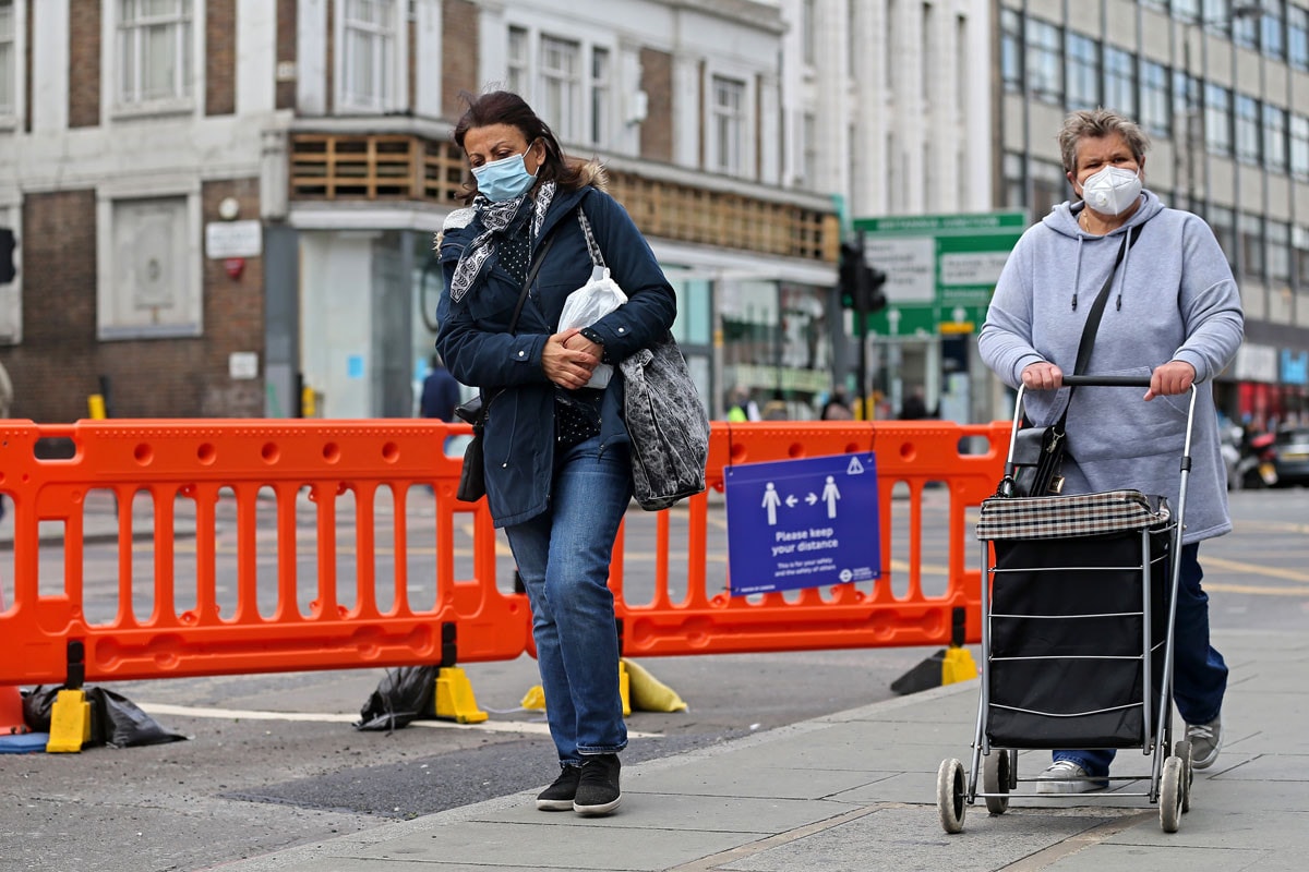 London lazít, de a féken tartja a lábát