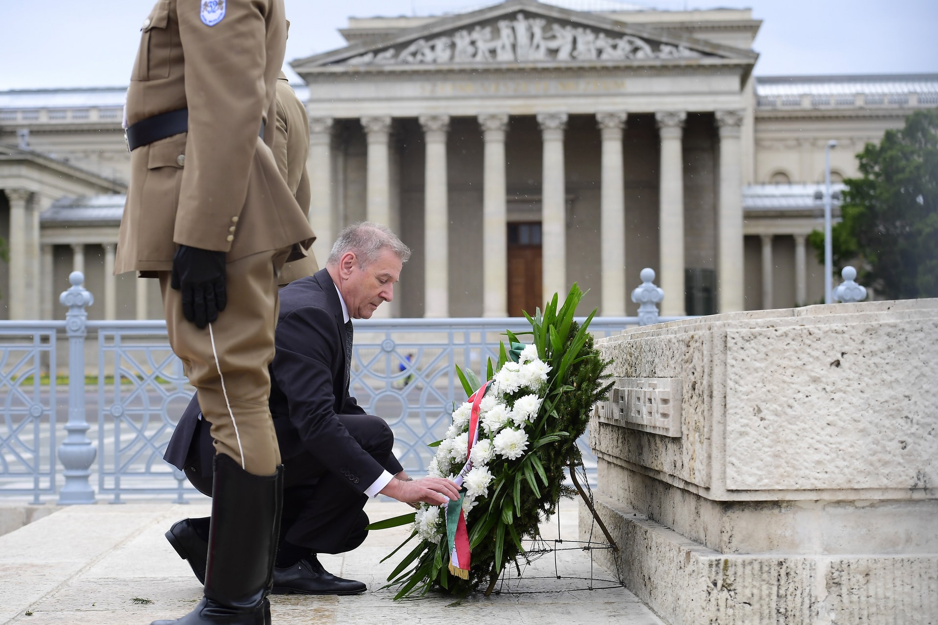 Benkő Tibor megkoszorúzta a Magyar Hősök Emlékkövét