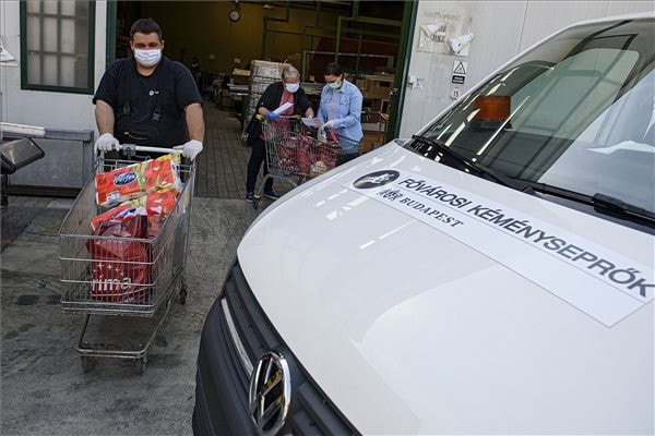 Rászorulóknak segítenek a fővárosi kéményseprők