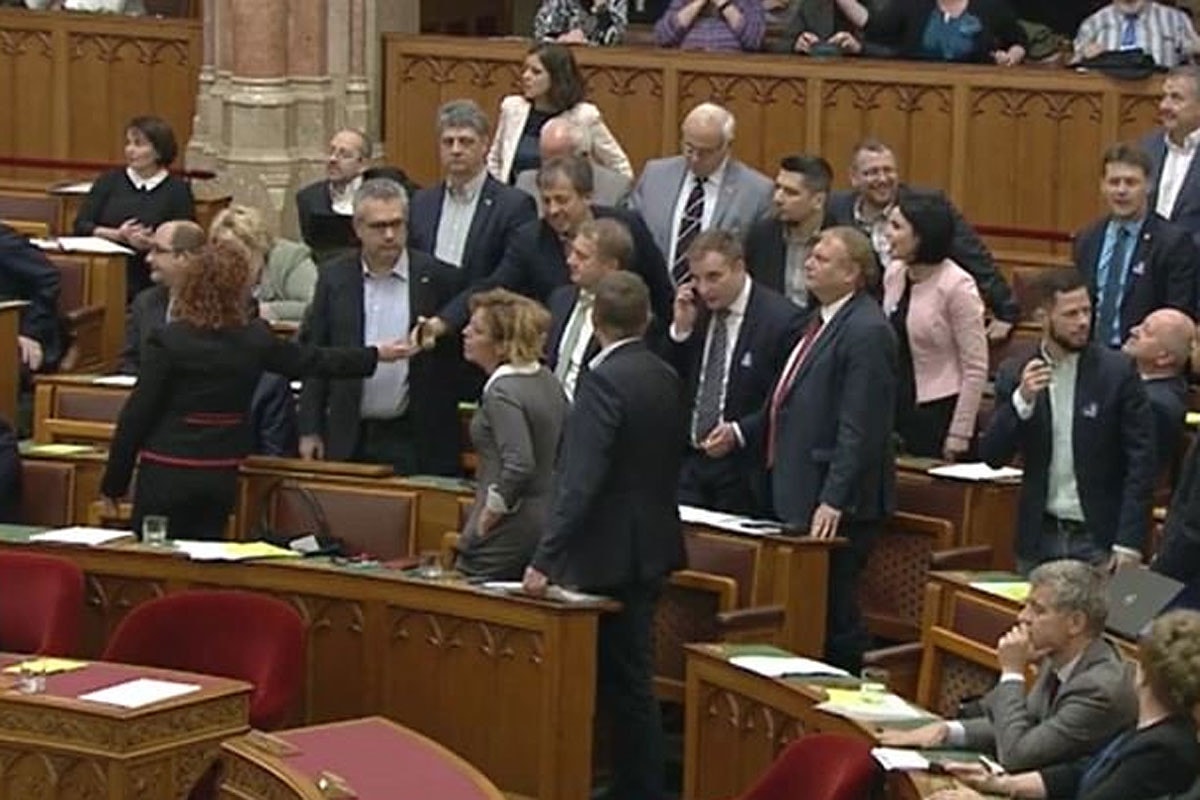 Kifulladt diktátorozás
