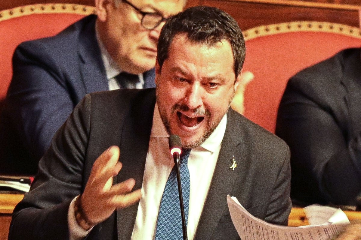 Jobboldali össztűz alatt az olasz kormány