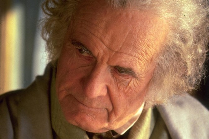 Elhunyt Ian Holm, a Gyűrűk Ura-filmek Zsákos Bilbója