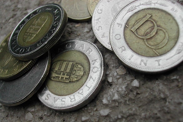 Júliustól kerülnek forgalomba a korszerűbb alapanyagú 100 forintosok