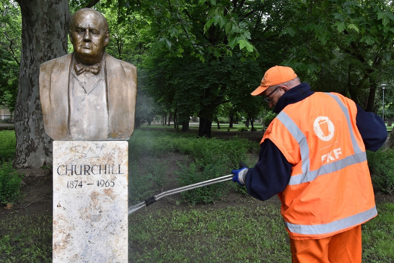 Összefirkálták Churchill városligeti szobrát