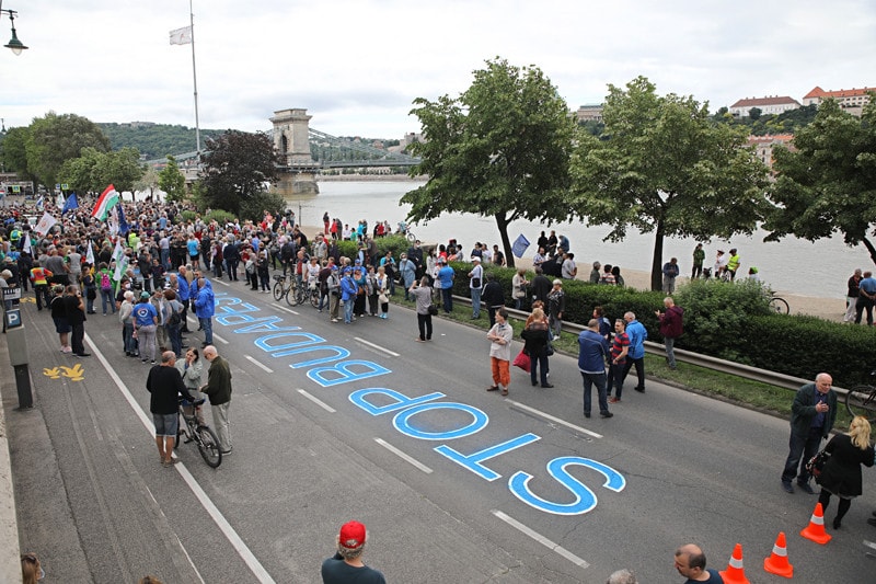 Karácsony dupla pénzért, vasárnap éjszaka mosatta fel a saját graffitijét