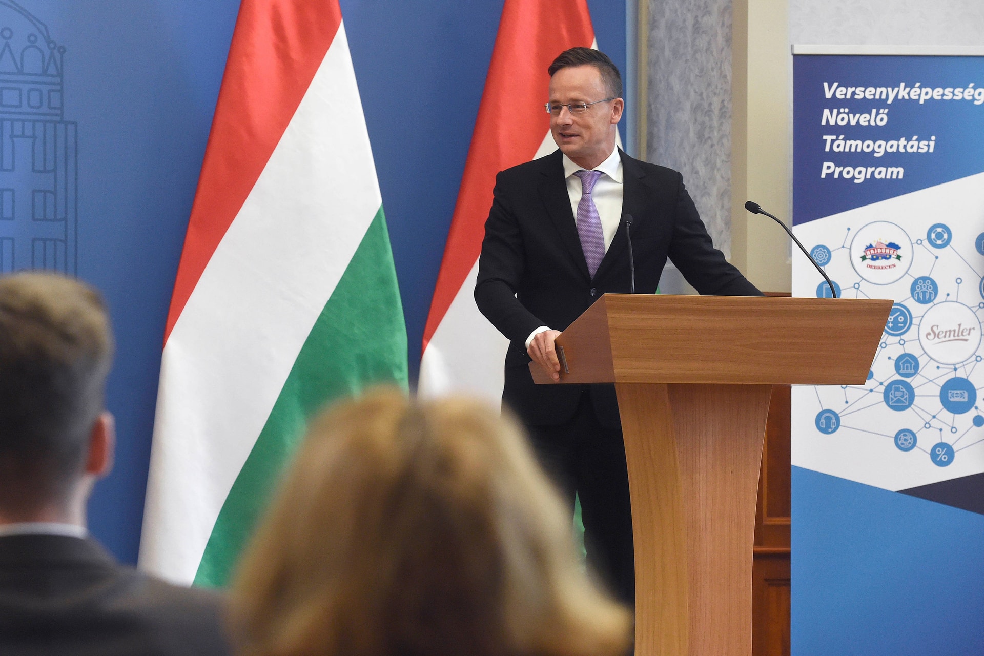 Több mint 30 iparágból érkeztek pályázatok a versenyképességi programra