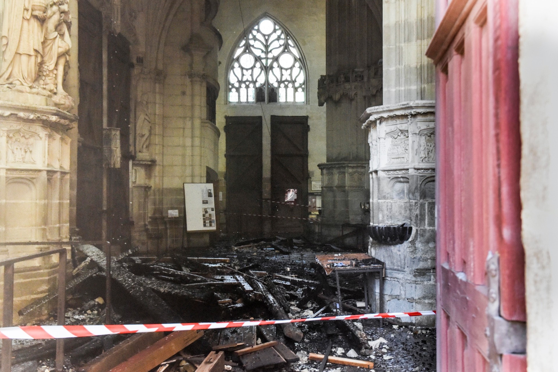 Előállítottak egy férfit a nantes-i székesegyházban keletkezett tűz miatt