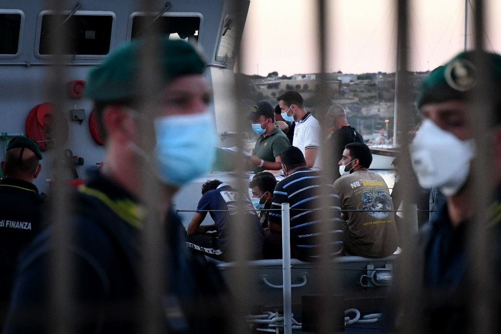 Lampedusán leállt az érkező migránsok Covid-tesztelése