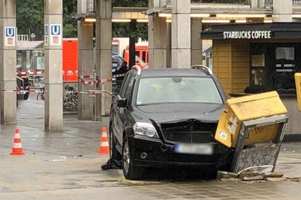 A tömegbe hajtott egy autós Berlinben