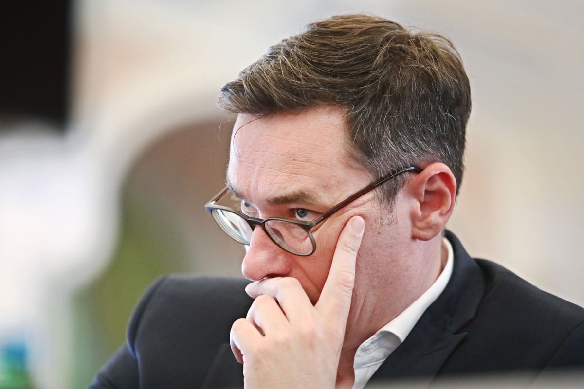 Karácsony tettek helyett csak zsarol