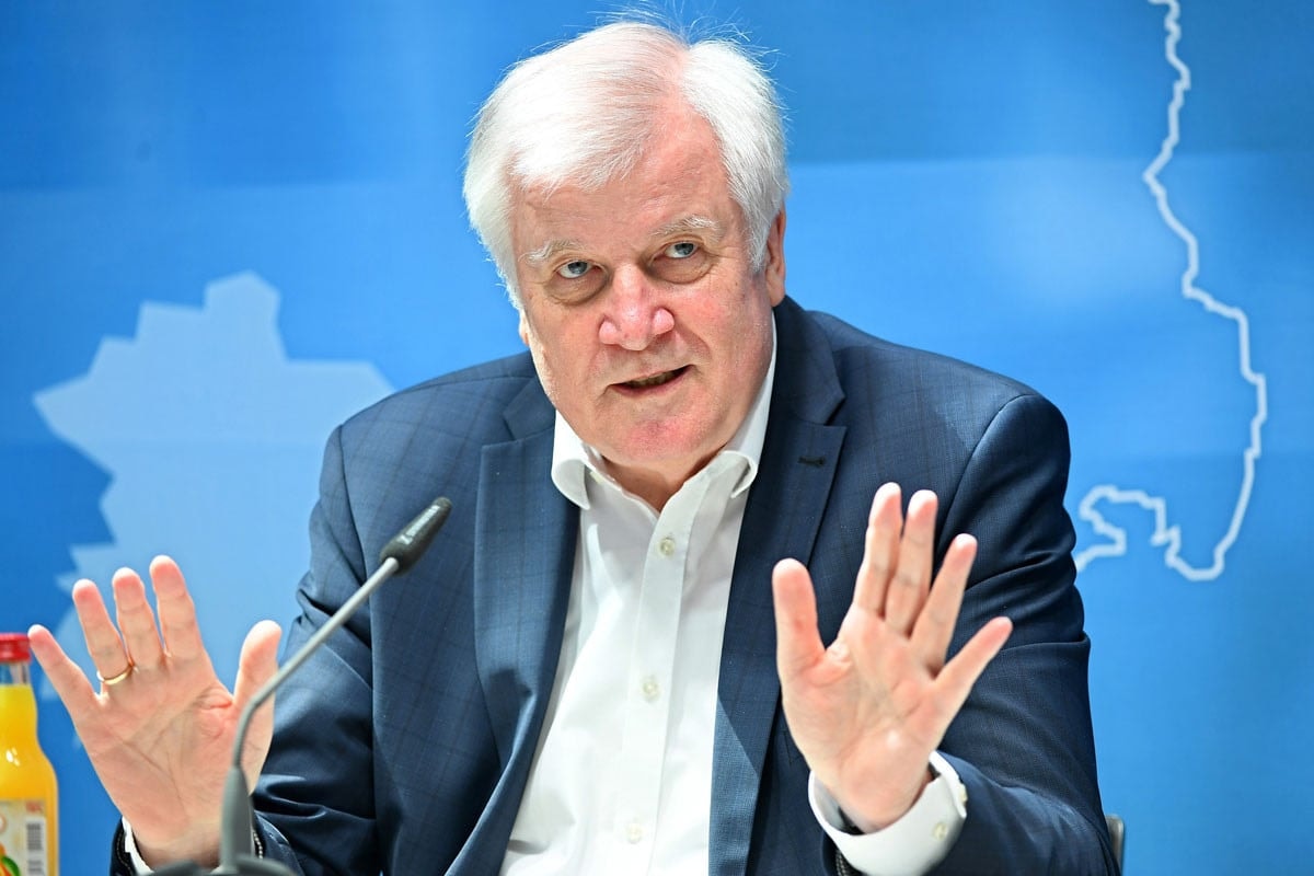 Horst Seehofer ragaszkodik a menekültek elosztásához