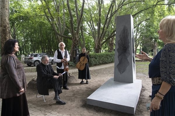 Síremléket avattak Szervátiusz Tibor emlékére