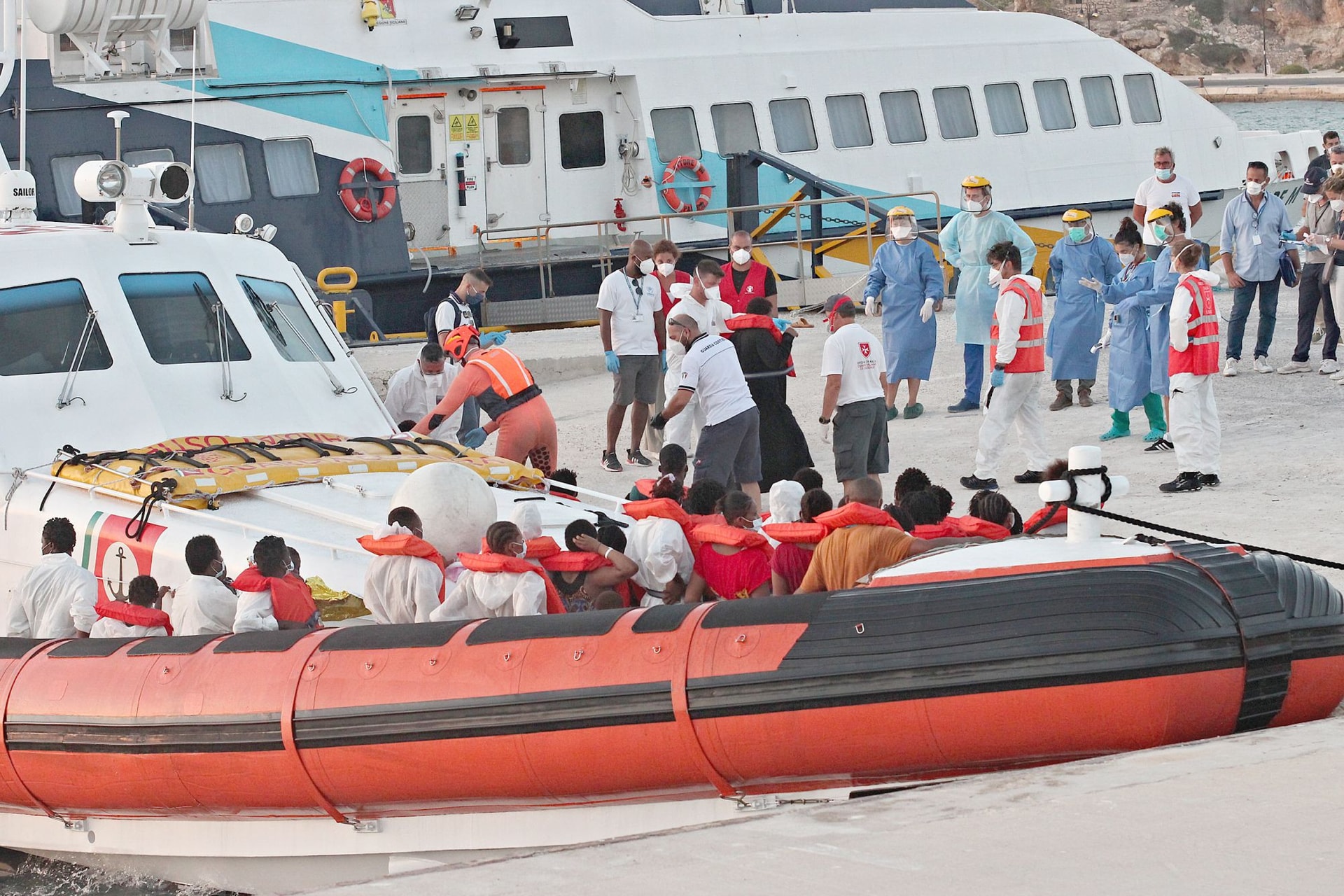Lampedusa ismét megtelt, a helyiek besokalltak