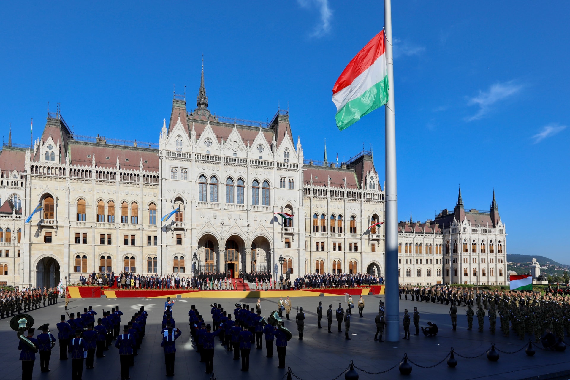 Felvonták a nemzeti lobogót a Parlament előtt