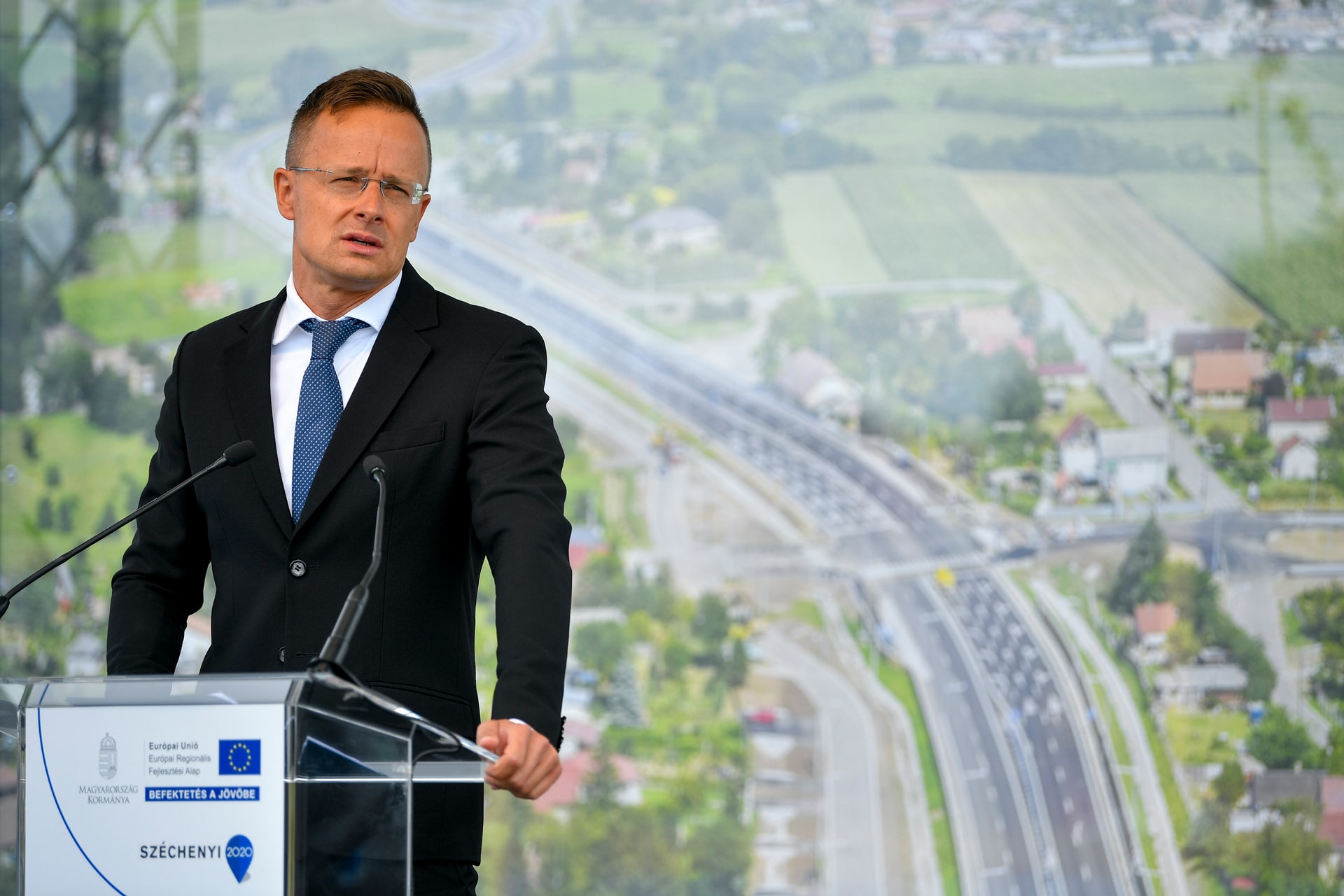 Szijjártó: Folytatni kell a közúthálózat fejlesztését