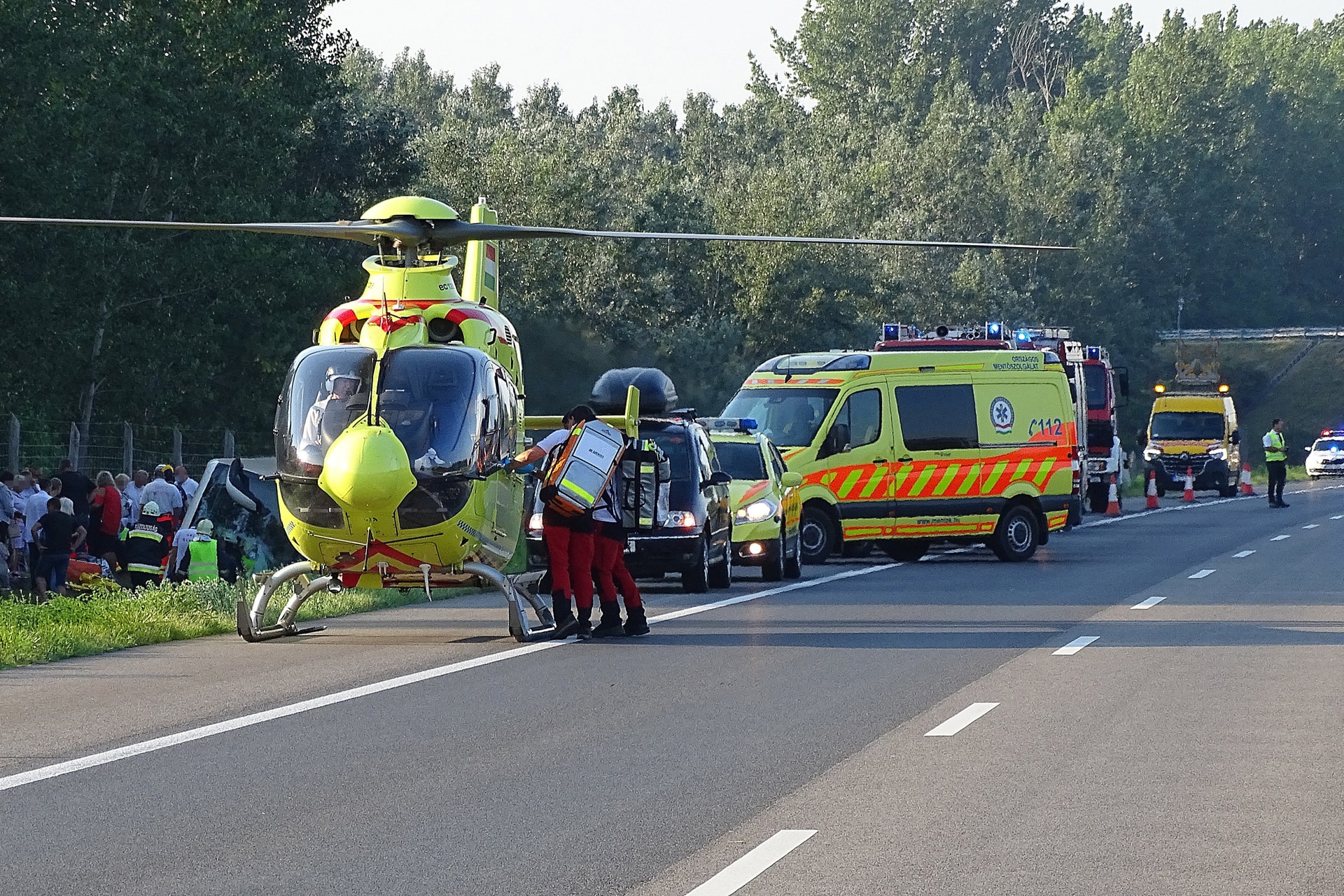 Felborult egy busz, meghalt egy ember az M5-ös autópályán
