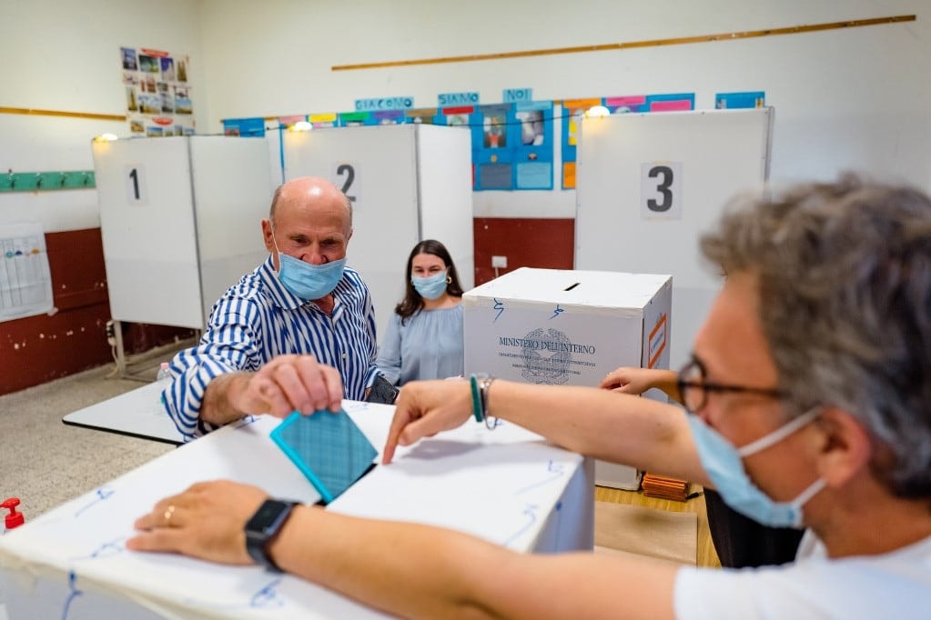 A korábbinál alacsonyabb részvétellel zárult az olasz helyhatósági választások első napja