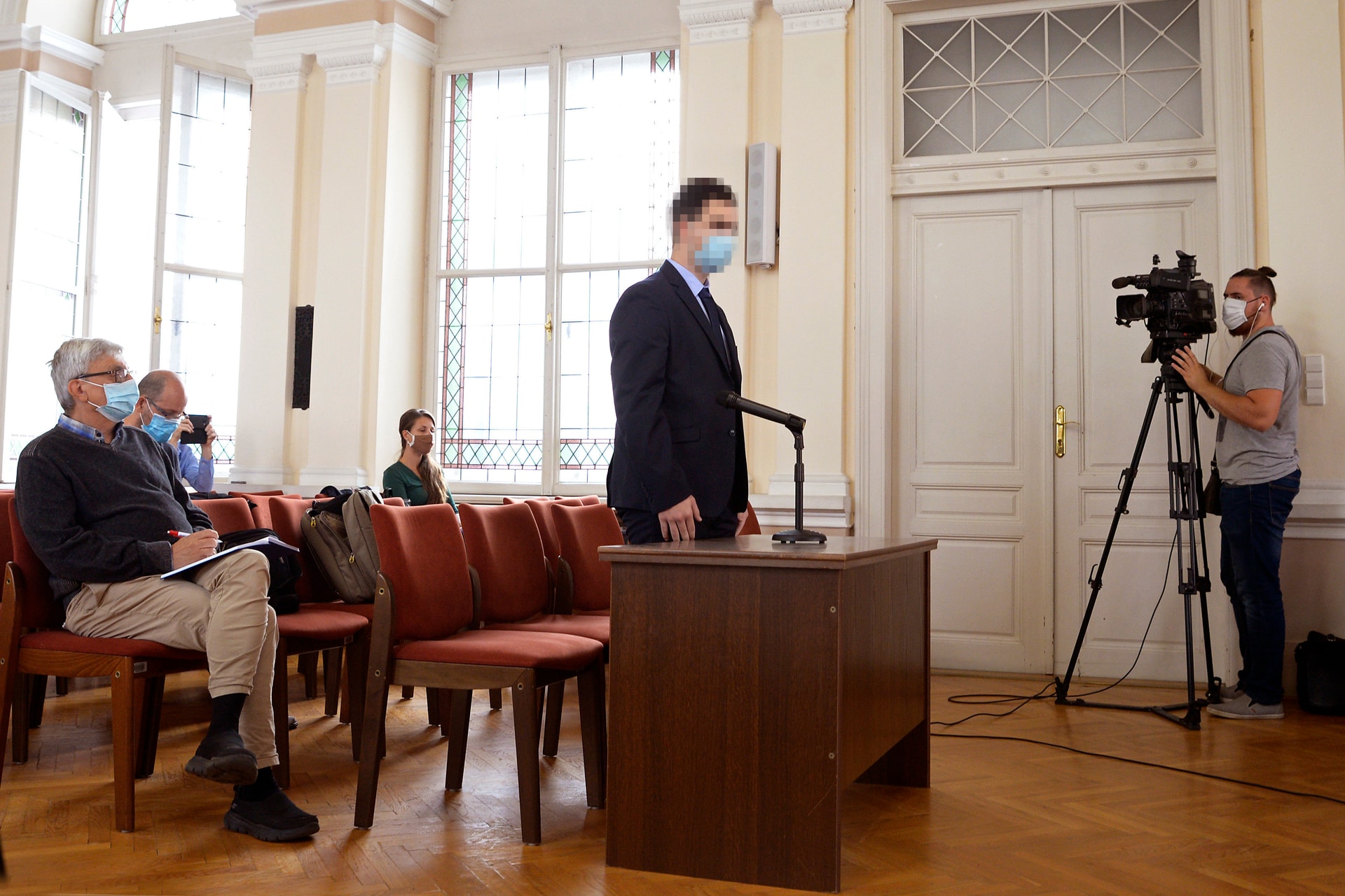 Szeretnék mutatni valamit - mondta a győri fiú a tanárnőnek, majd beledöfte a hátába a kést
