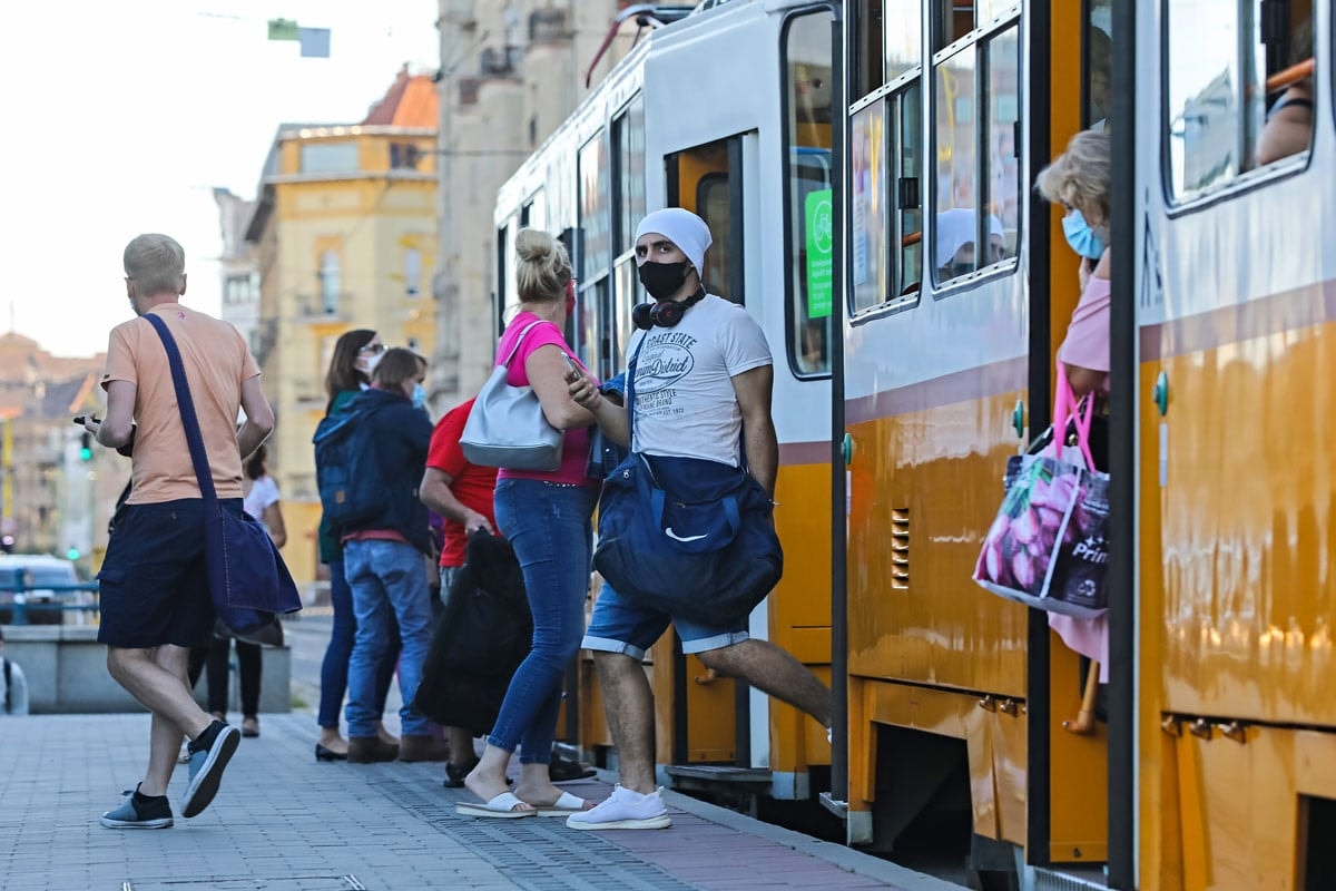 Hétfőtől újra kötelező a maszkviselés a tömegközlekedési eszközökön