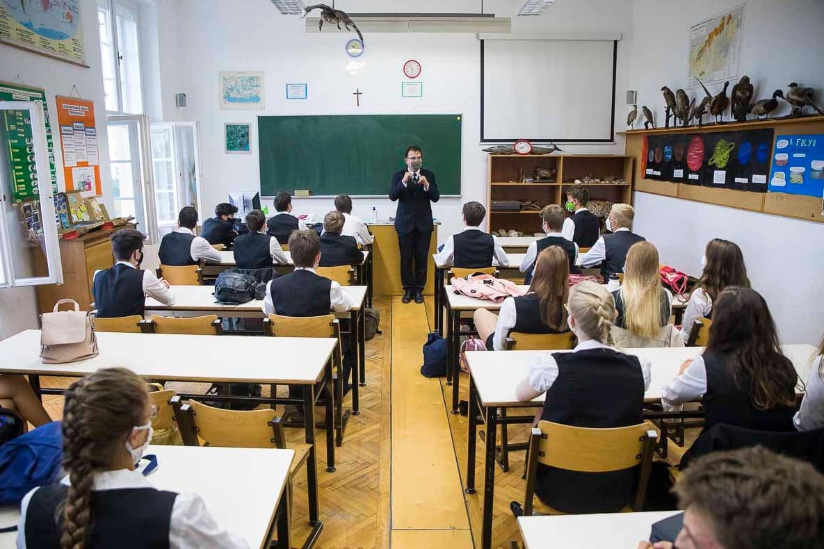 EMMI: Másfélmillió iskolás és óvodás számára kezdődött el a tanév