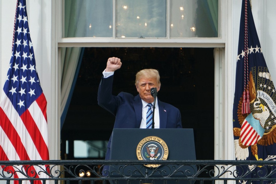 Trump először jelent meg a nyilvánosság előtt megfertőződése óta