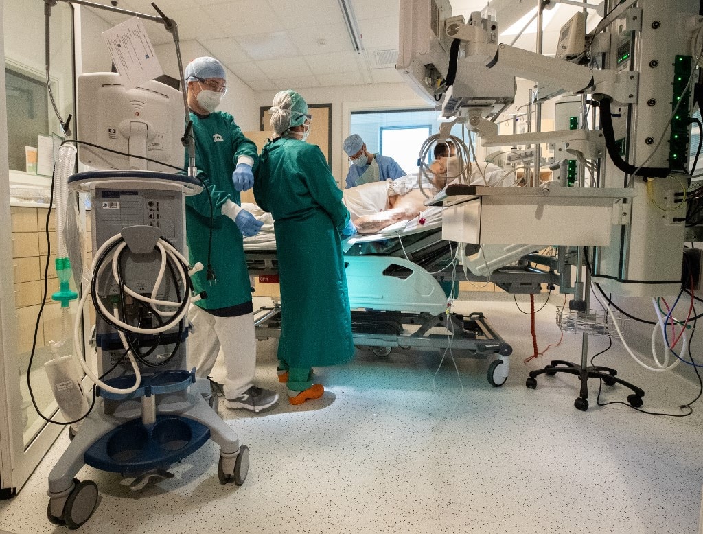 Csaknem tízezer új esetet regisztráltak egy nap alatt Hollandiában