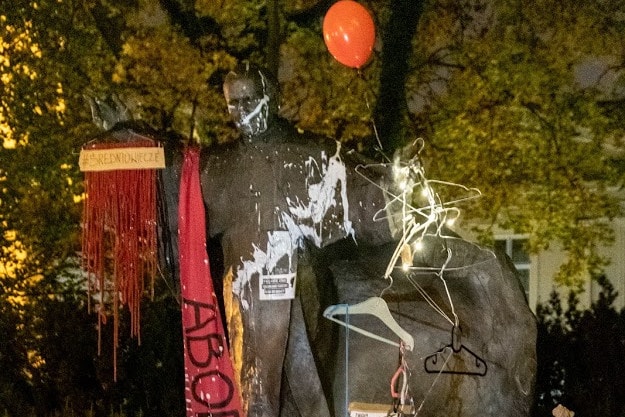 A lengyel szélsőbaloldali tüntetők meggyalázták II. János Pál pápa szobrát