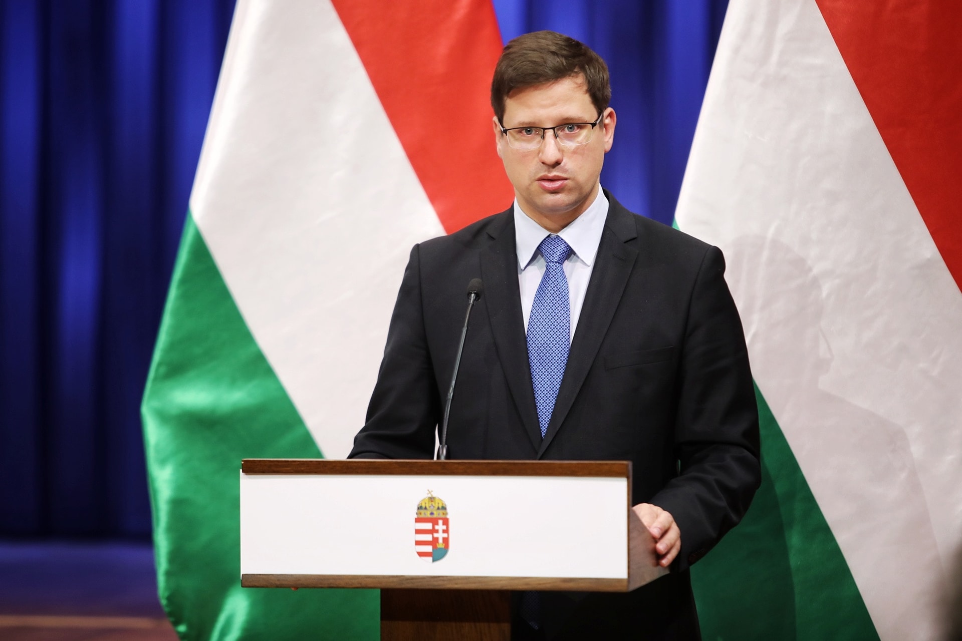 Bezárják az üzleteket és az iskolákat Magyarországon