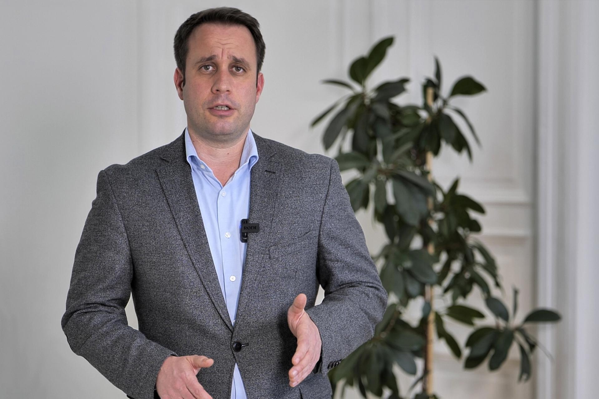 Dömötör Csaba: Csökkenteni kell az egészségügyi dolgozók terheit