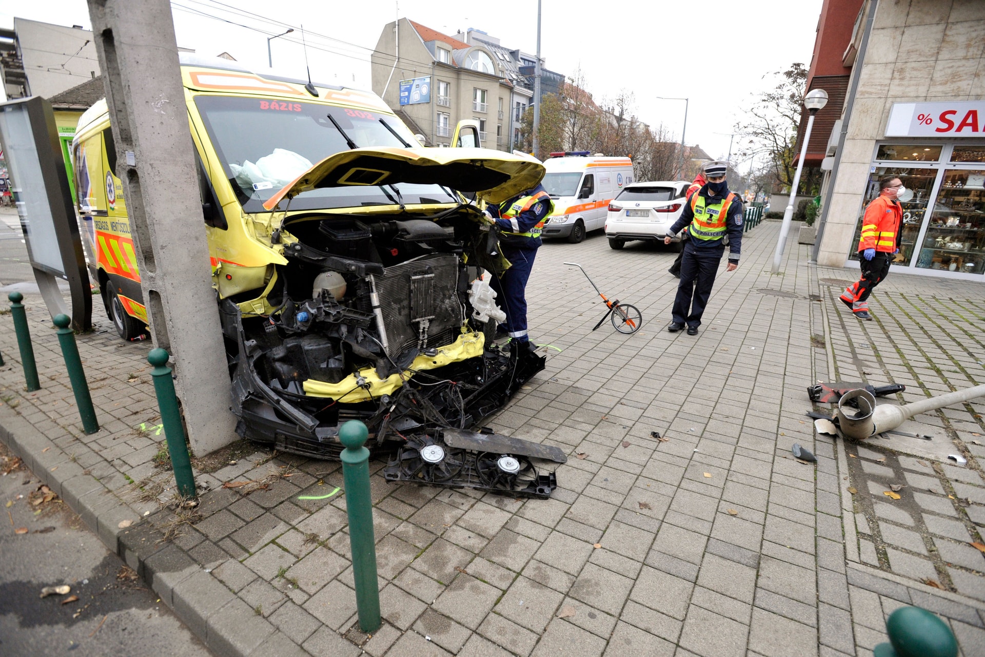 Karambolozott egy mentőautó Óbudán