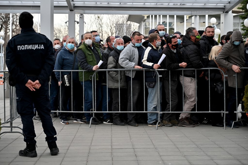 Óriási sorállás és többórás várakozás alakult ki a szerbiai oltópontokon