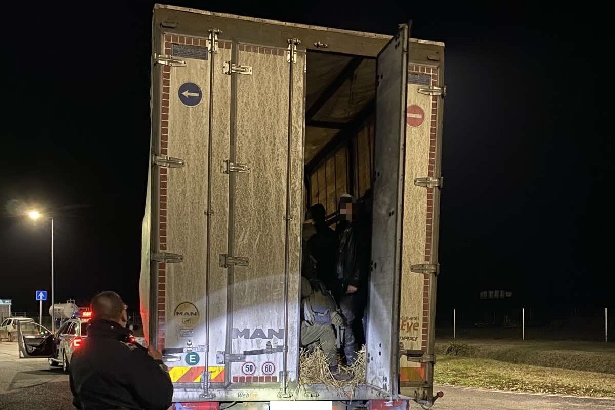 Negyven migránst szállított teherautójában egy magyar sofőr