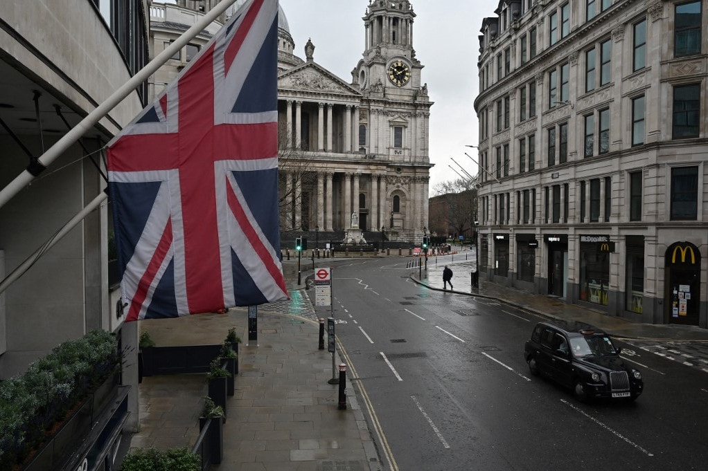 A magas infláció miatt megugrott a brit államadósság utáni kamatteher