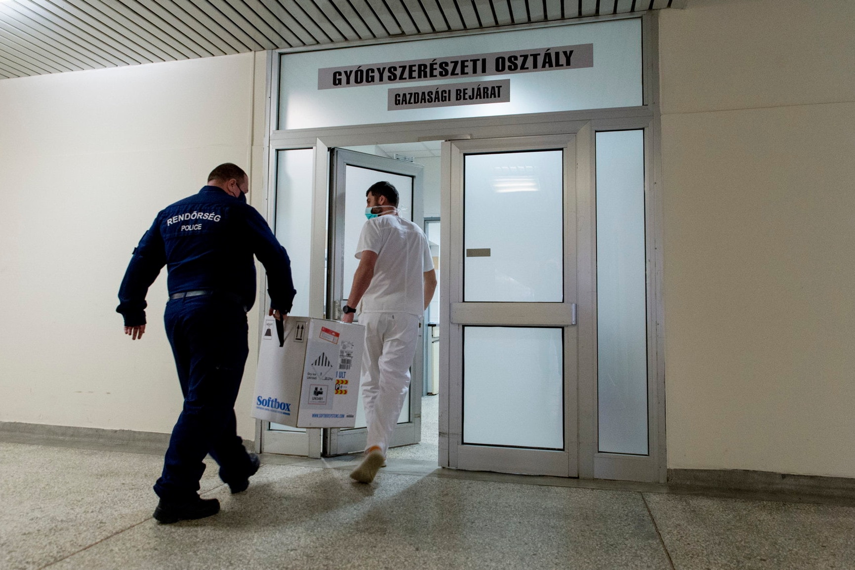 Megérkezett hazánkba az ötszázezredik adag Pfizer-BioNTech-vakcina