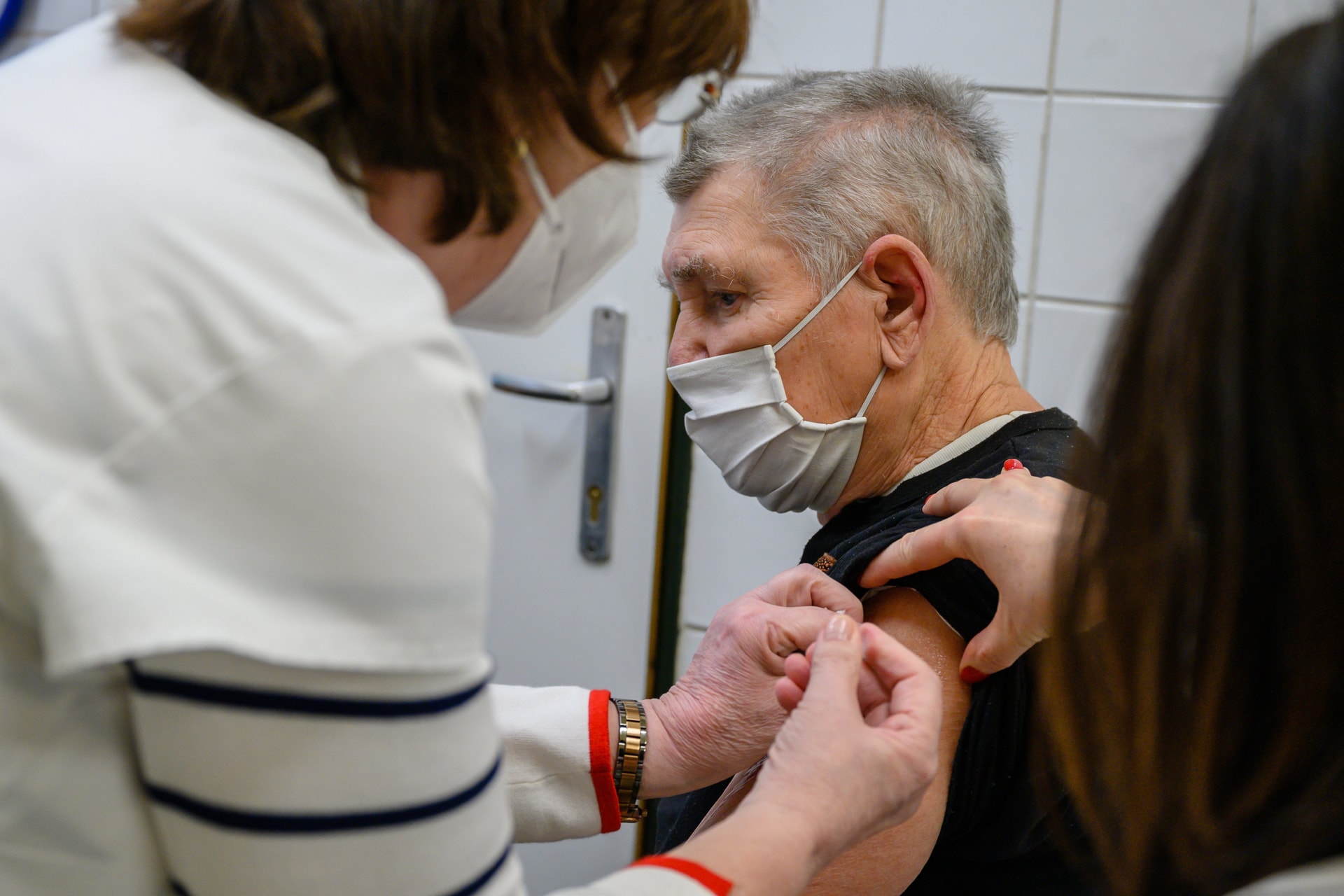 Több pénzt kapnak a hétvégén is oltó háziorvosok az oltás felgyorsítása érdekében