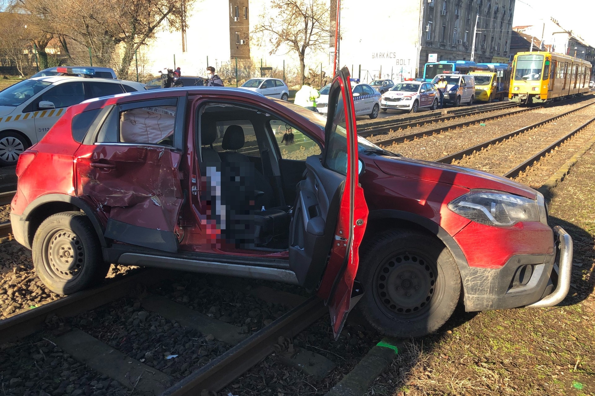 Métereken át tolt egy autót a villamos Zuglóban