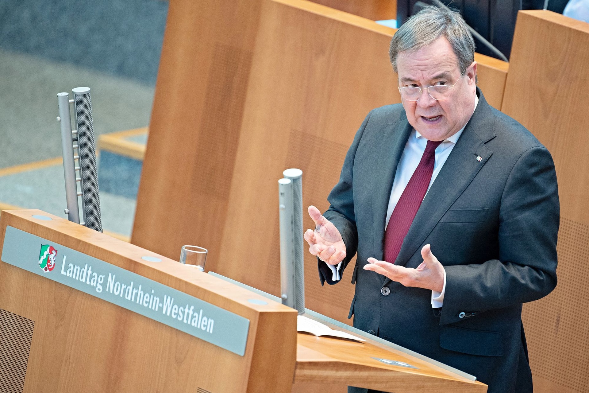 Fogyatkozik a CDU/CSU, sokasodnak a botrányok