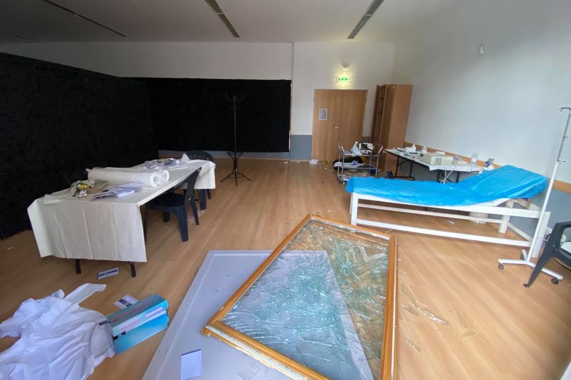 Kiraboltak egy budapesti oltópontot