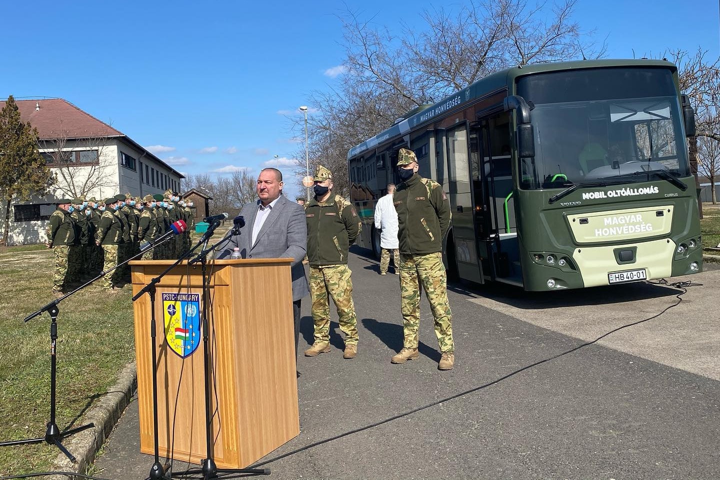Oltóbusszal vesz részt a honvédség a védekezésben